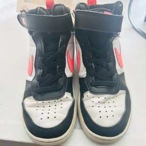 Nike Black Sneakers
Size 13.5
Good condition. Some wear.